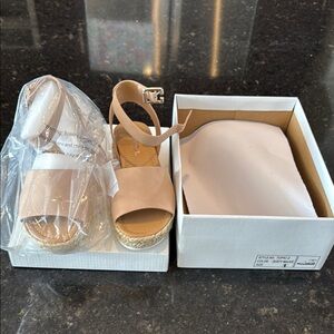 Soda brand girls size 1 sandals new in box never worn